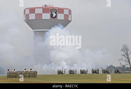 Us-Armee Soldaten aus dem zweiten Bataillon, 32 Field Artillery Regiment, 101St Airborne Division Artillery salute Batterie Feuer ihre 105-mm-Kanonen als Mitglieder der Abteilung Band spielen Rüschen und gedeiht neben Ihnen, während der Ehrungen Teil der 101St Airborne Division (Air Assault) 'Screaming Eagles' Ändern des Befehls Zeremonie an der Abteilung parade Feld Fort Campbell, Ky. am 19.01.2017. Generalmajor Andrew Poppas das Kommando über die Division von Generalmajor Gary Volesky während der Zeremonie. Stockfoto