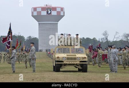 Us-Armee Generalmajor Andrew Poppas, Links, die eingehenden Commander für die 101 Airborne Division (Air Assault) 'Screaming Eagles', Generalleutnant Stephen Townsend, Mitte, der Kommandant der 18 Airborne Corps und Generalmajor Gary Volesky die ausgehende Division Commander die Truppen inspizieren, während der Teilung Ändern des Befehls Zeremonie an der Abteilung parade Feld Fort Campbell, Ky, Jan. 19, 2017. Generalmajor Poppas das Kommando über die Division von Generalmajor Volesky während der Zeremonie. Stockfoto