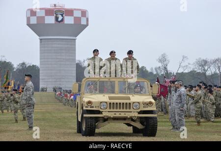 Us-Armee Generalmajor Andrew Poppas, Links, die eingehenden Commander für die 101 Airborne Division (Air Assault) 'Screaming Eagles', Generalleutnant Stephen Townsend, Mitte, der Kommandant der 18 Airborne Corps und Generalmajor Gary Volesky die ausgehende Division Commander die Truppen inspizieren, während der Teilung Ändern des Befehls Zeremonie an der Abteilung parade Feld Fort Campbell, Ky, Jan. 19, 2017. Generalmajor Poppas das Kommando über die Division von Generalmajor Volesky während der Zeremonie. Stockfoto