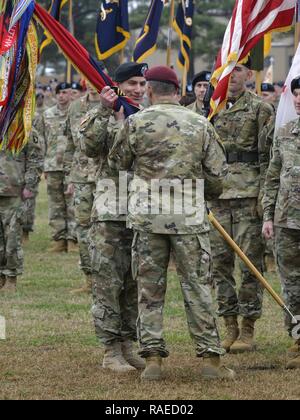 Us-Armee Generalleutnant Stephen Townsend, rechts, der Kommandant der 18 Airborne Corps leitet die Abteilung Farben Generalmajor Andrew Poppas, Links, die eingehenden Commander, während der 101 Airborne Division (Air Assault) 'Screaming Eagles' Ändern des Befehls Zeremonie an der Abteilung parade Feld Fort Campbell, Ky, Jan. 19, 2017. Generalmajor Poppas das Kommando über die Division von Generalmajor Gary Volesky während der Zeremonie. Stockfoto