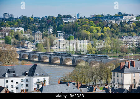 Eigenschaften in Tours (Mitte-west Frankreich): Blick auf den nördlichen Bezirk de die Stadt- und Straßenbahnen auf den Wilson Brücke über die Loire Stockfoto