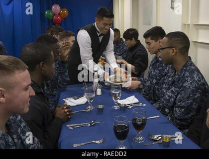 NEWPORT NEWS, Virginia (Jan. 18, 2017) --Pre-Commissioning Unit Gerald R. Ford (CVN 78) Segler Essen an einem Geburtstag Mittagessen auf dem Schiff Chaos Decks. Segler im Dezember und Januar geboren wurden, ein besonderes Essen als Teil der monatlichen Geburtstagsfeier eingeladen. Stockfoto