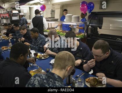 NEWPORT NEWS, Virginia (Jan. 18, 2017) --Pre-Commissioning Unit Gerald R. Ford (CVN 78) Segler Essen an einem Geburtstag Mittagessen auf dem Schiff Chaos Decks. Segler im Dezember und Januar geboren wurden, ein besonderes Essen als Teil der monatlichen Geburtstagsfeier eingeladen. Stockfoto