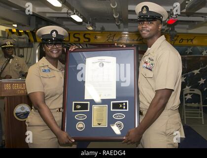 NEWPORT NEWS, Virginia (Feb. 1, 2017) - Chief Personnel Manager Michael Payne, zugeordnet zu den Pre-Commissioning Unit Gerald R. Ford (CVN 78), ist mit einem Geschenk aus dem Schlamassel Leiter während seiner Inbetriebnahme Trauung im Innern des Schiffes Vorschiff vorgestellt. Stockfoto