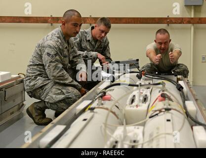 Von links, US Air Force Airman 1st Class Richard Melton, Senior Airman Rand McCrady und Staff Sgt. Jeffrey Davies, zum 36 Munition Geschwader zugewiesen, prüfen eine AGM-88 High-Speed-anti-Strahlung Rakete (Schaden) Jan. 26, 2017, bei Andersen Air Force Base, Guam. Die 36 MUNS öffnete vor kurzem ihre neuen Präzisionswaffen shop Anfang Januar 2017, wo die Flieger Raketen testen, prüfen und aktualisieren. Stockfoto