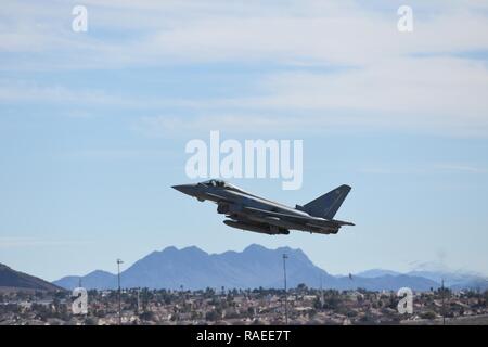 Die Royal Air Force Eurofighter Typhoon nimmt während der Red Flag 17-1 an der Nellis Air Force Base, Nev., Jan. 26, 2017. Der Taifun ist ein Kampfflugzeug der vierten Generation, geleitet wird, hat es der Training Missionen an der Roten Fahne mit Unterstützung von US Air Force der fünften Generation Stealth Fighter Aircraft, der F-22 Raptor und F-35A Lightning II. Stockfoto