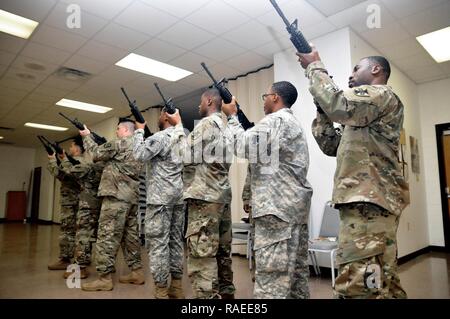 Us-Armee Reservisten, Staff Sgt. Ariel DeLeon, Links, und Sgt. 1. Klasse Laverne Cohill, alle mit der 412 Theater Ingenieur Befehl, Staff Sgt. Gregory S. Fancy II, 365 unterstützen Sustainment Bataillon (Cssb), 321 Sustainment Brigade, 143 Expeditionary Sustainment Command, 377 Theater Sustainment Command, Sgt. Brandon Shaw, Pfc. Jessie Sandifer, Staff Sgt. Christian Hughes und Sgt. Abe Aste, alle mit der 412 Theater Ingenieur Befehl, ihre Rollen Praxis als militärisches Begräbnis ehrt Gewehr salute Team bei den Befehl Hauptsitz in Vicksburg, Fräulein, Jan. 20, 2017. Stockfoto