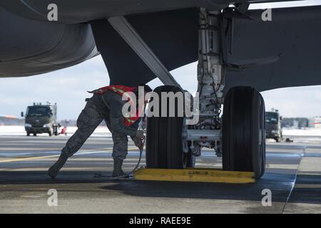 Us Air Force Staff Sgt. Jordan Churchill, 35th Instandhaltungsgruppe transiente alert Techniker, setzt Blöcke vor einer KC-135 Stratotanker zur 733Rd Air Mobility Squadron aus Kadena Air Base, Japan zugewiesen, bei Misawa Air Base, Japan, Jan. 19, 2017. Mehrere Einheiten koordinieren mit dem 730Th AMS Standort Bravo air terminal Ground Handling Services, dass es sicher ist, ohne Hemmung der F-16 Fighting Falcon Mission in Misawa zu landen. Stockfoto