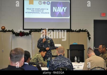 WASHINGTON (Jan. 11, 2017) Lt.Cmdr. Robert Peters, Kaplan und berufliche Entwicklung stellvertretender Direktor am Naval Seelsorgestelle Schule und Zentrum von Fort Jackson, S.C., Schriftsatz Kapläne und religiösen Programm Manager über die Rolle der Seelsorge in den Fällen der zwischenmenschlichen Gewalt bei der Kapelle Zentrum onboard Joint Base Anacostia-Bolling, in Washington, D.C. Stockfoto