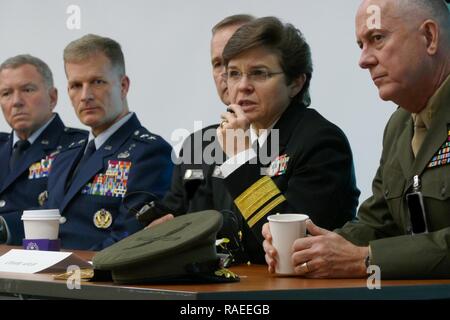 ALEXANDRIA, VA (Jan. 12, 2017) der hinteren Adm. Margaret Kibben, zweiter von rechts, Leiter der Kapläne der Marine und Vorsitzende der Streitkräfte Kaplan Board (AFCB), antwortet auf die Fragen der kirchlichen Endorser bei der jährlichen AFCB Militärgeistlichen kirchlichen Konferenz an der Mark Center in Alexandria, Va. Das Panel enthalten Generalmajor Dondi Costin, Leiter der Kapläne der Luftwaffe; sein Stellvertreter, Brig. Gen. Steven Schaick, links; Hinten Adm. Brent Scott, stellvertretender Leiter der Kapläne der Marine und Kaplan des Marine Corps, rechts; Generalmajor Paul Hurley, Leiter der Kapläne der Armee eine Stockfoto