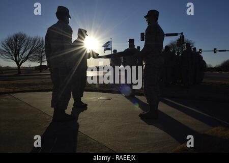 Ein 3-Personen detail faltet die amerikanische Flagge bei einer förmlichen Zeremonie geleitet durch militärischen Rückzug Mitglieder der Luftwaffe Sustainment Zentrum und Oklahoma City Air Logistics Jan. 24, 2017 Komplexe, Tinker Air Force Base, Oklahoma. Dargestellt sind: Staff Sgt. Fred Gilmore, 76th Commodities Maintenance Squadron Avionik Techniker, Tech. Sgt. Carlo Magno, Antrieb 544th Maintenance Squadron Section Chief und Staff Sgt. Bryan Lemire, AFSC Command Chief Master Sgt. eingetragen. Die Zeremonie trat auf Tinker 75-jähriges Jubiläum feiern. Stockfoto