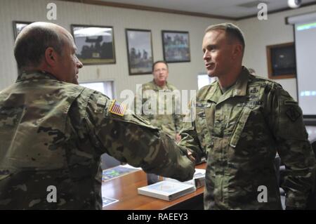 Us-Armee Generalmajor Robert E. Livingston, Jr., Adjutant General von South Carolina, trifft sich mit der U.S. Army Colonel Jeff Worthington, 2 Signal Brigade Commander, McCrady Training Center in Eastover, South Carolina, 12. März 2017 während einer Auseinandersetzung zwischen dem 2 Signal Brigade und der 228Th Theater taktische Signal Brigade (TTSB) nachhaltige Bereitschaft zu diskutieren, während die Einheiten weiter zu Partner während die künftige Geschäftstätigkeit um in die Zukunft schauen. Die Versammlung wurde während eines terminierten Schulungsveranstaltung für die 228Th TTSB statt. Stockfoto