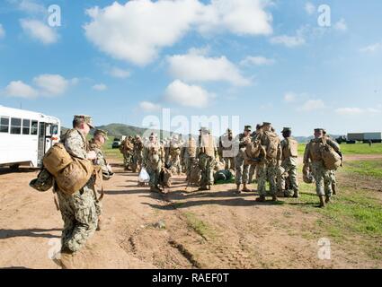 CAMP Pendleton, Calif (Jan. 18, 2017) - Matrosen zu Amphibischen Bau Bataillon 1 13.00 Bussen in die logistische Unterstützung im Bereich Training (Ftx) 2017. FTX 2017 ist ein Szenario-basierte Übung entwickelt, Zug das Bataillon in Seabee bekämpfen Kriegsführung und zu testen. Stockfoto