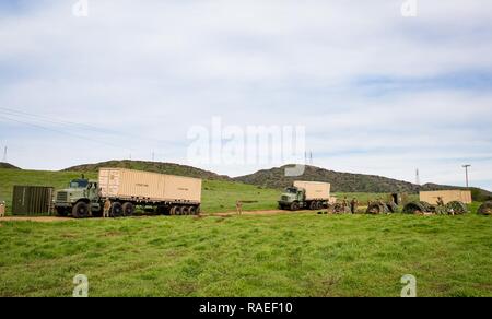 CAMP Pendleton, Calif (Jan. 18, 2017) - Matrosen zu Amphibischen Bau Bataillon 1 angebracht, um die logistische Unterstützung im Bereich Training (Ftx) 2017. FTX 2017 ist ein Szenario-basierte Übung entwickelt, Zug das Bataillon in Seabee bekämpfen Kriegsführung und zu testen. Stockfoto