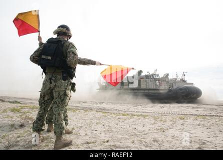 CAMP Pendleton, Calif (Jan. 18, 2017) - Seemann Chris Mezzo und Seemann Joseph Carrillo, zu Beachmaster Einheit (BMU) 1 Deltas Unternehmen angeschlossen sind, starten Sie den Angriff Handwerk Einheit 5 Landing Craft, Luftpolster82 von der Marine Corps Base Camp Pendleton. BMU 1 amphibische Landung Übungen in Verbindung mit Feld Training 2017. Stockfoto