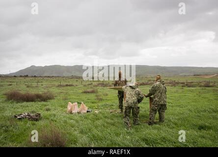 CAMP Pendleton, Calif (Jan. 23, 2017) - seabees zu Amphibischen Bau Bataillon 1 beigefügt, um eine Unterkunft während der Bereich Training (Ftx) 2017 konstruieren. FTX 2017 ist ein Szenario-basierte Übung entwickelt, Zug das Bataillon in Seabee bekämpfen Kriegsführung und zu testen. Stockfoto