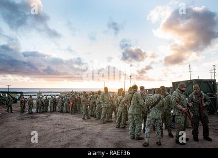 CAMP Pendleton, Calif (Jan. 23, 2017) - Matrosen zu Amphibischen Bau Bataillon 1. Warten Sie, bis die Kombüse angebracht bei Feld Training Übung (Ftx) 2017 zu öffnen. FTX 2017 ist ein Szenario-basierte Übung entwickelt, Zug das Bataillon in Seabee bekämpfen Kriegsführung und zu testen. Stockfoto