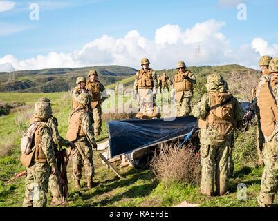 CAMP Pendleton, Calif (Jan. 24, 2017) - seabees zu Amphibischen Bau Bataillon 1 ihre defensive Positionen im Bereich Training (Ftx) 2017 stärken. FTX 2017 ist ein Szenario-basierte Übung entwickelt, Zug das Bataillon in Seabee bekämpfen Kriegsführung und zu testen. Stockfoto