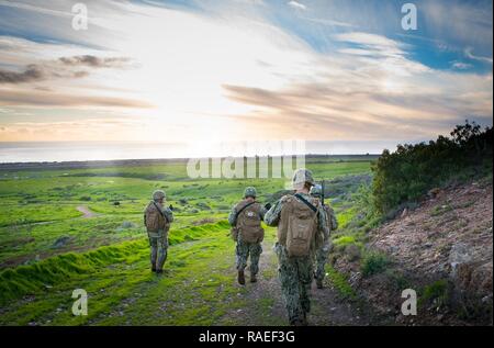 CAMP Pendleton, Calif (Jan. 24, 2017) - Matrosen zu Amphibischen Bau Bataillon 1 Kopf befestigt zurück zum Camp Malone bei Feld Training Übung (Ftx) 2017. FTX 2017 ist ein Szenario-basierte Übung entwickelt, Zug das Bataillon in Seabee bekämpfen Kriegsführung und zu testen. Stockfoto