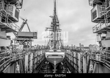 Das Patrouillenboot Adler trocken ist - für Reparaturen und Wartungsarbeiten an der Coast Guard Yard in Curtis Bay, Maryland, Jan. 23, 2017 angedockt. Das Patrouillenboot Eagle (WIX-327) ist eine 295-Fuß-barke Segelschiff verwendet Coast Guard Academy Kadetten zu trainieren, und lehrt sie, sowohl die historischen Aspekte des Segelns, sowie Themen wie Führung, Navigation und Teamarbeit. Der Adler wurde als Krieg Wiedergutmachung aus Deutschland im Jahr 1946 übernommen und an seinen aktuellen Homeport in New London, Connecticut. Us-Küstenwache Stockfoto