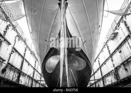 Das Patrouillenboot Adler trocken ist - für Reparaturen und Wartungsarbeiten an der Coast Guard Yard in Curtis Bay, Maryland, Jan. 24, 2017 angedockt. Das Patrouillenboot Eagle (WIX-327) ist eine 295-Fuß-barke Segelschiff verwendet Coast Guard Academy Kadetten zu trainieren, und lehrt sie, sowohl die historischen Aspekte des Segelns, sowie Themen wie Führung, Navigation und Teamarbeit. Der Adler wurde als Krieg Wiedergutmachung aus Deutschland im Jahr 1946 übernommen und an seinen aktuellen Homeport in New London, Connecticut. Stockfoto
