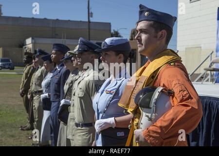 Joint Base San Antonio Military Air Force Mitglieder Modell einige der Vergangenheit Uniformen der Luftwaffe während des 60-jährigen Jubiläums die Airman's Heritage Museum Jan. 26, 2017, Joint Base San Antonio-Lackland, Texas. Die Airman Heritage Museum feierte sein 60-jähriges Jubiläum, wo Dutzende von Gäste auf eine sonnige Liegewiese direkt vor dem Gebäude für eine lebendige Geschichte zeigen mit kostümierten Re-enactors gefräst. Stockfoto