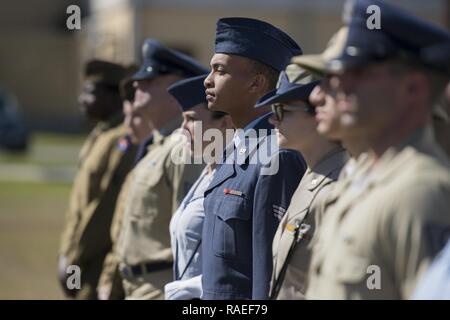 Joint Base San Antonio Military Air Force Mitglieder Modell einige der Vergangenheit Uniformen der Luftwaffe während des 60-jährigen Jubiläums die Airman's Heritage Museum Jan. 26, 2017, Joint Base San Antonio-Lackland, Texas. Die Airman Heritage Museum feierte sein 60-jähriges Jubiläum, wo Dutzende von Gäste auf eine sonnige Liegewiese direkt vor dem Gebäude für eine lebendige Geschichte zeigen mit kostümierten Re-enactors gefräst. Stockfoto