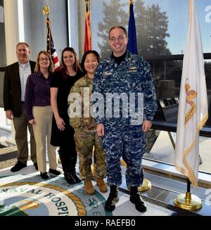 Mitglieder des Puget Sound militärischen System für Gesundheit und Bevölkerung Gesundheit und Prognose Koordinator, Dan Frederick, MD willkommen Kristin Thorstenson, RN, zu Naval Hospital Bremerton. Frau Thorstenson ist der erste von fünf Bevölkerung Gesundheit Krankenschwestern der Marine primary care Kliniken zu verbinden. Im Bild von links: Dan Frederick, MD; Kristin Thorstenson, RN; Tara Bruce, RN, Oberstleutnant Bing Tan-Winters; und Lt.Cmdr. Kirt C. Nilsson Stockfoto