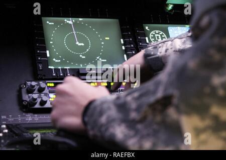 Warrant Officer 1 Mickey Argo, ein Iowa Army National Guard UH-60 Pilot mit Unternehmen C, 2. Brigade, 147 Aviation Battalion, Boone, Iowa, bereitet für einen "Flug" in der Black Hawk Fliegendes Personal Trainer, ein sehr intensives, home-station Flight Training Device für die UH-60 M, im Lager Dodge gemeinsame Manöver Training Center in der Johnston, Iowa. Der UH-60M ist eine modernisierte Version der UH-60, komplett mit einem Glascockpit, voll funktionsfähige Autopilot, GPS-Kopplung und eine bewegliche Karte anzeigen. Um effektiv Piloten Zug auf die neue Generation der schwarzen Falken, die Fledermaus ist mit echten UH-60M Stockfoto