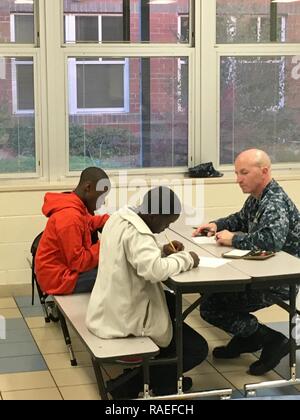 FT JACKSON, SC (Feb. 1, 2017) Lt.Cmdr. Matthäus Weems, zugeordnet zu den Naval Seelsorgestelle Schule und Center (NCSC), Tutoren der siebten Klasse Schüler in Mathematik während der afterschool Programm an Alcorn Middle School in Columbia, South Carolina. U.S. Navy Stockfoto