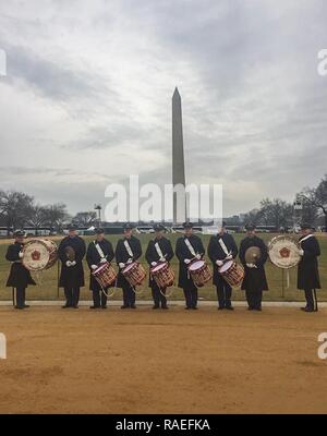 Us-Soldaten die US-Armee Feld Band zugeordnet posieren für ein Foto vor dem Washington Monument vor dem Marsch in der Eröffnungs-Parade die Einweihung von Donald J. Trumpf Ehren als 45. Präsident der Vereinigten Staaten in Washington, D.C., Jan. 20, 2017. Militärisches Personal auf die gemeinsame Aufgabe Force-National Capital Region zugewiesen militärische Unterstützung und Verteidigung Unterstützung der zivilen Behörden bei der Eröffnungs-Zeitraum. Stockfoto