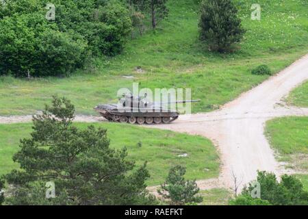 Slowenische M84 tank Brände auf Ziele in der fallschirmjäger von der NATO-Verbündeten während eines Anrufs für Feuer für Übung Adria Streik bei Pocek in Postonja, Slowenien, 5. Juni 2017 genannt. Diese Schulung vermittelt USA-Endgerät angreifen Controller die Chance, direkt mit den Armeen der anderen Nationen zu arbeiten. Die Übung, die NATO-Verbündeten aus den USA und der slowenischen Streitkräfte kritische Fähigkeiten zur Unterstützung der Ground Operations zu Proben Stockfoto