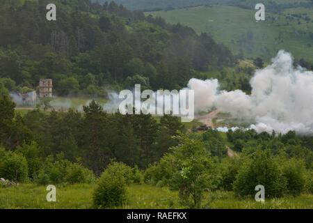 Slowenische M84 tank Brände auf Ziele in der fallschirmjäger von der NATO-Verbündeten während eines Anrufs für Feuer für Übung Adria Streik bei Pocek in Postonja, Slowenien, 6. Juni 2017 genannt. Diese Schulung vermittelt USA-Endgerät angreifen Controller die Chance, direkt mit den Armeen der anderen Nationen zu arbeiten. Die Übung, die NATO-Verbündeten aus den USA und der slowenischen Streitkräfte kritische Fähigkeiten zur Unterstützung der Ground Operations zu Proben Stockfoto