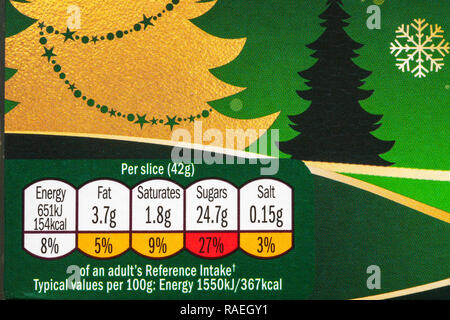 Ernährungswissenschaftliche Informationen über Box von Herr Kipling 6 Weihnachten Schichten überaus guten Kuchen - Traffic Light System Kennzeichnung farbkodierte Label Stockfoto