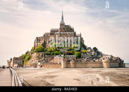 Panoramablick auf den berühmten Le Mont Saint Michelewith blauen Himmel und Wolken, Normandie, Nordfrankreich Stockfoto