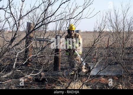 Senior Airman Eric Paul, 97th Bauingenieur Squadron fire fighter, stellt heraus, was der wildes Gras Feuer links ist, Jan. 24, 2017, in der Stadt von Altus Oklahoma. Die Wildfire wurde mit den gemeinsamen Anstrengungen von Altus Air Force Base und der Stadt von Altus Feuerwehr stellen, halten die Base und lokalen Zivilisten sicher. Stockfoto