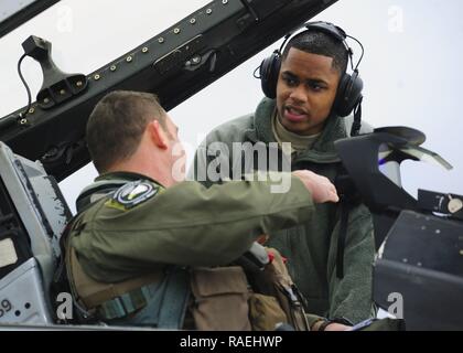 Capt. Kirk Devine, 36th Fighter Squadron F-16 Fighting Falcon Piloten, und Älterer Flieger Daniel Baston, 31 Aircraft Maintenance Squadron Crew Chief, sowohl aus Aviano Air Base, Italien finish vor während einer Flugausbildung Bereitstellung bei Souda Bay, Griechenland am 23.01.2016. 14 Aviano F-16 s, einem KC-135 Stratotanker von 161 Luftbetankung das Arizona's Air National Guard Flügel und 280 Flieger nach Souda Bay, implementiert mit der griechischen Hellenic Air Force für die zwei Woche FTD, von Januar 20 bis Februar 3 festgelegt, um zu trainieren. Stockfoto