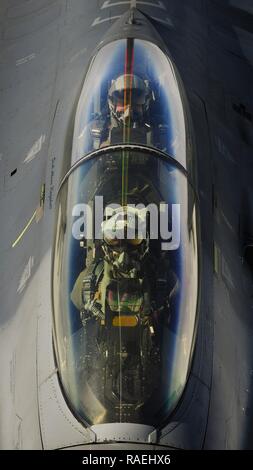 Eine F-16 Fighting Falcon Pilot und Crew Mitglied aus Aviano Air Base, Italien, warten Sie, während Ihre F-16 wird Kraftstoff aus einer KC-135 Stratotanker, 161 Luftbetankung das Arizona's Air National Guard Flügel, Jan. 27, 2017, an der Bucht von Souda, Griechenland zugewiesen. Die KC-135 betankt USA und Hellenic Air Force F-16 während der FTD, die gehostet wurde von Flugzeugen und Personal zu evaluieren und die Interoperabilität zwischen den beiden NATO-Verbündeten zu erhöhen. Stockfoto