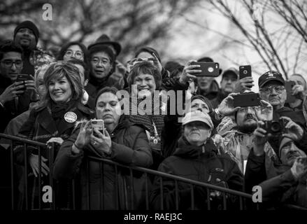 Zuschauer während der 58 Präsidentschafts-einweihung Parade in Washington, D.C., Jan. 20, 2017. Mehr als 5.000 militärischen Mitgliedern aus über alle Niederlassungen der Streitkräfte der Vereinigten Staaten, einschließlich der Reserve und der National Guard Komponenten, sofern zeremoniellen Unterstützung und Verteidigung Unterstützung der zivilen Behörden bei der Eröffnungs-Periode. Stockfoto