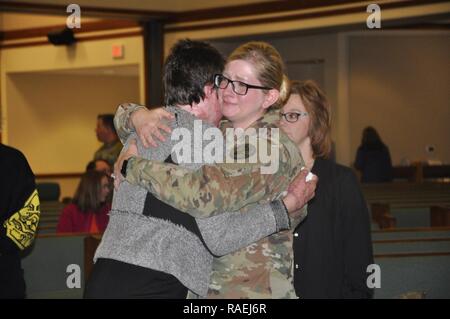 Us-Armee Krankenschwester Kapitän Holly Weber, Recht, mit Munson Armee Health Center, umarmt U.S. Army Nurse 1. Lt. Katie Ann Blanchard nach der Preisverleihung, dass die Helden, die auf die Hilfe von Lt Blanchard während einer Gewalt am Arbeitsplatz Zwischenfall in Munson Armee Health Center, Fort Leavenworth, 18.01.2017 kam geehrt. Stockfoto