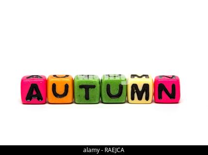 Herbst - Wort aus bunten Kind Spielzeug Würfel mit Buchstaben Stockfoto