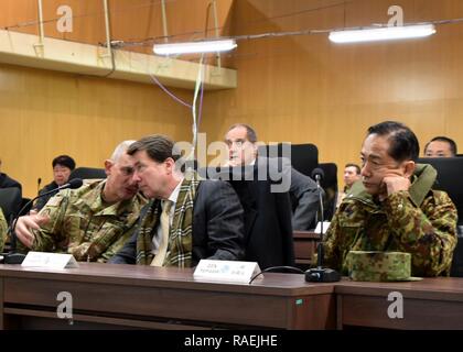 Us-Botschafter in Japan, William Hagerty (rechts) und Gen. Robert Braun (links), Commander, U.S. Army Pacific Details bei einem Briefing diskutieren im Rahmen eines Besuches des US-Militärs und Japan Ground Defense Force beteiligten Mitglieder in Ausübung Yama Sakura 75 auf Lager Higashi-Chitose, Chitose, Japan Dez. 12, 2018. Yama Sakura 75 ist eine jährliche bilaterale Command post Übung für das US-Militär und Japan Verteidigung-kraft mit dem Ziel der Stärkung von US-amerikanischen und japanischen combat Readiness und Interoperabilität, der Ausbau der bilateralen Beziehungen, und demonstrieren in den USA zur Unterstützung der Stockfoto