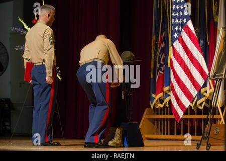 SgtMaj. Marc R. Chabot, rekrutieren Training Regiment Sergeant Major, Links, und Oberst Daniel R. Kazmier, RTR kommandierenden Offizier, rechts, stellt eine Auszeichnung während einer Gedenkfeier zu Ehren von Sgt. Gary Wilson, drill instructor mit Lima Company, 3. rekrutieren Ausbildung Bataillon des Marine Corps Recruit Depot San Diego, Dez. 12, 2018. Wilson starb von Verletzungen bei einem Motorradunfall. Wilson erhielt die Navy Marine Corps Medaille für seine Aktionen im Sept. 18, 2018, wo er zwei Kraftfahrer bilden zwei brennenden Fahrzeugen gerettet. Stockfoto