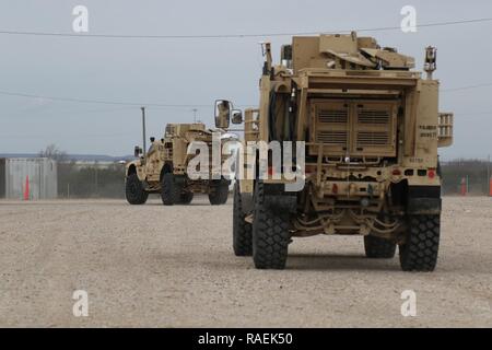 Soldaten mit der 504Th Military Intelligence Brigade Antrieb Mine beständig Hinterhalt geschützte Fahrzeuge, Dez. 12, 2018, Fort Hood Texas. Sie waren prepping die Fahrzeuge auf die Schiene, die geladen werden soll. Stockfoto