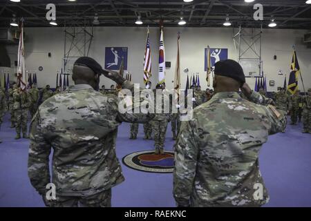 Das Team des 19 Expeditionary Sustainment Command, Brig. Gen. Michel M. Russell Sr. (rechts), und den Befehl Sgt. Maj. LaDerek T. Grün, (links), render Ehren während des Grünen Übernahme von Verantwortung Zeremonie Dez. 12, 2018 im Camp Walker, Daegu, Republik Korea. Das Team von Russell und Grün wird in 2019 zusammen Usher, wie sie im 19. WSA in seinem 55. Jahr des Bestehens führen. Stockfoto