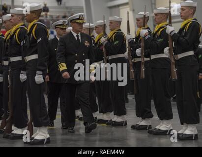 GREAT LAKES, Illinois (Dez. 14, 2018) Stellvertretender Leiter der Marineoperationen Adm. Bill Moran Bewertungen die zeremoniellen Ehrengarde während eines pass-in-review Diplomverleihung an Ausbildung Befehl rekrutieren. Mehr als 30.000 Rekruten Absolvent jährlich nur von Boot Camp der Marine. Stockfoto