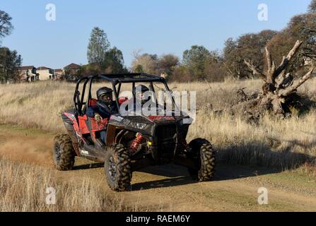 Tech Sgt. Robert Seawright (links) und Staff Sgt. Dylan Jobes (rechts), 9 Security Forces Squadron Verteidiger, Laufwerk a utility terrain vehicle Dez. 13, 2018, an der Beale Air Force Base, Calif. Die 9 SFS verwendet eine Vielzahl von Geländefahrzeugen in der Lage manövrieren über Hindernisse und gehen durch Wasser. Stockfoto