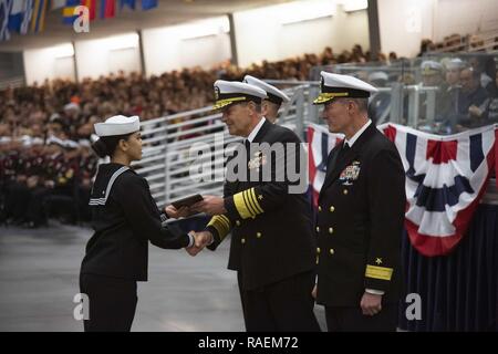 GREAT LAKES, Illinois (Dez. 14, 2018) Stellvertretender Leiter der Marineoperationen Adm. Bill Moran gratuliert einem Preisträger während eines pass-in-review Diplomverleihung an Ausbildung Befehl rekrutieren. Mehr als 30.000 Rekruten Absolvent jährlich nur von Boot Camp der Marine. Stockfoto