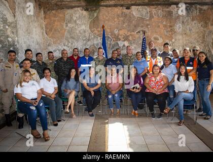 TRUJILLO, Honduras (31. 13, 2018) - Komfort Führung posieren für ein Gruppenfoto mit Carlos Ramón Aguilar, Gouverneur von Colon (Mitte) nach der Siegerehrung am Fort Santa Barbra statt. Das Hospitalschiff USNS Comfort (T-AH20) ist auf einer 11-Woche medizinische Unterstützung Mission in Zentral- und Südamerika als Teil des US Southern Command's Enduring Promise Initiative. Arbeiten mit Gesundheit und Regierung Partner in Ecuador, Peru, Kolumbien und Honduras, die EINGESCHIFFTEN medizinisches Team kümmert sich an Bord und an Land-basierte medizinische Websites, wodurch der Druck auf die nationalen medizinischen Systeme zu entlasten verursacht Stockfoto