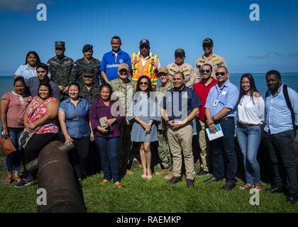 TRUJILLO, Honduras (31. 13, 2018) - Komfort Führung posieren für ein Gruppenfoto mit Carlos Ramón Aguilar, Gouverneur von Colon (mitte-rechts) nach der Siegerehrung am Fort Santa Barbra statt. Das Hospitalschiff USNS Comfort (T-AH20) ist auf einer 11-Woche medizinische Unterstützung Mission in Zentral- und Südamerika als Teil des US Southern Command's Enduring Promise Initiative. Arbeiten mit Gesundheit und Regierung Partner in Ecuador, Peru, Kolumbien und Honduras, die EINGESCHIFFTEN medizinisches Team kümmert sich an Bord und an Land-basierte medizinische Websites, wodurch der Druck auf die nationalen medizinischen Systeme zu entlasten verursachen Stockfoto